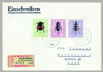 Střevlík nosatý (C. caraboides, vpravo) na doporučeném dopise z r. 1969